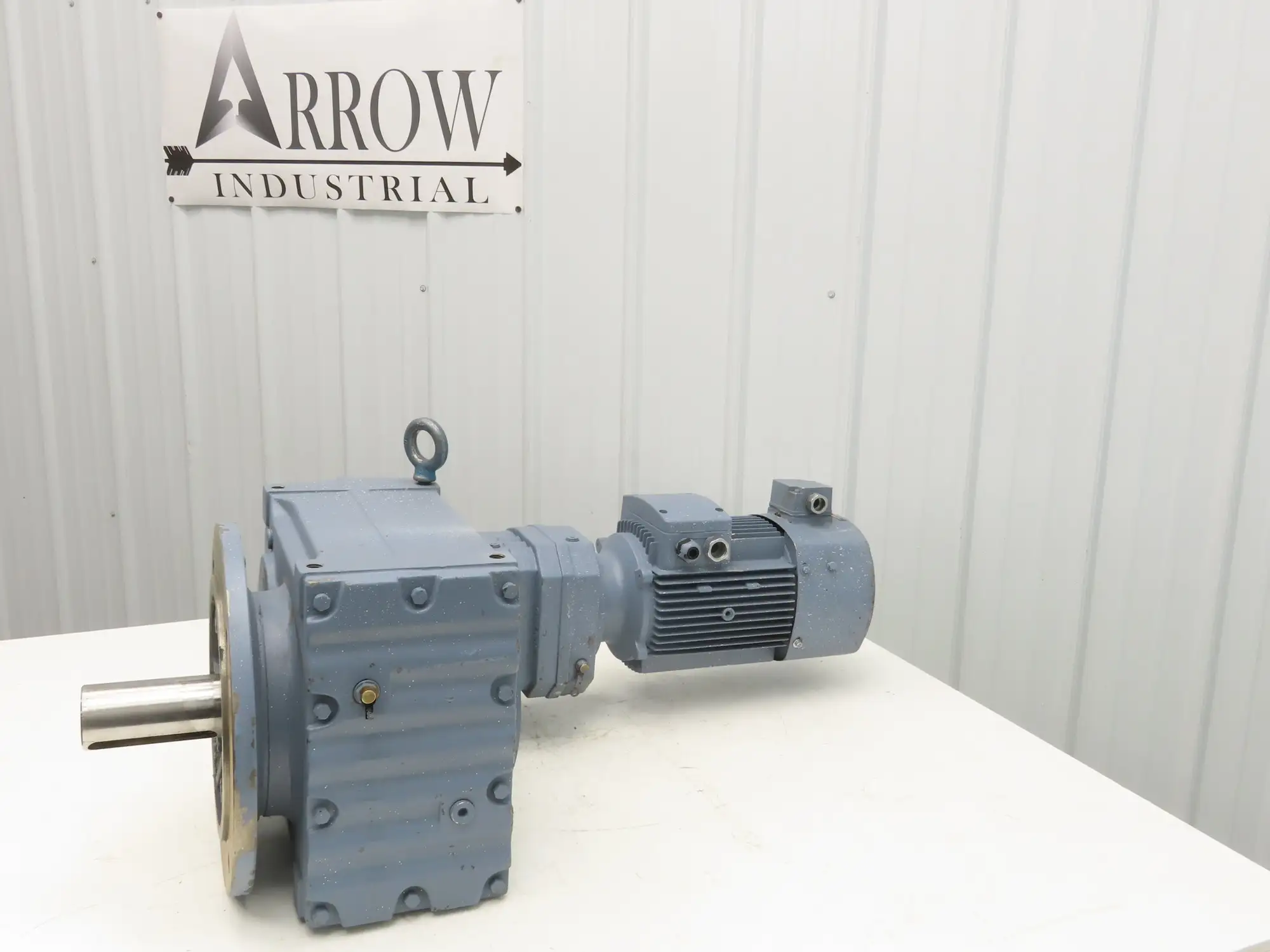 Guomao GFF87R57-YVP2.2-4P-452-M6 Gear Motor 452:1 Ratio 4rpm 2.2kw 480V 3PH