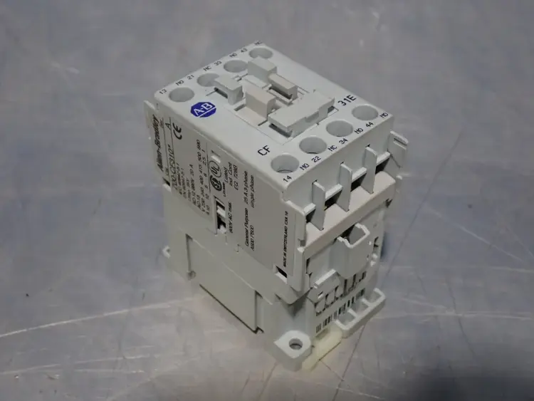 New | in-Stock ALLEN BRADLEY 700CF310 Relays & Switches | HGR 24 #739641