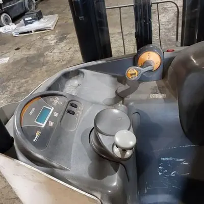 USED 2016 CROWN RR5725-45
