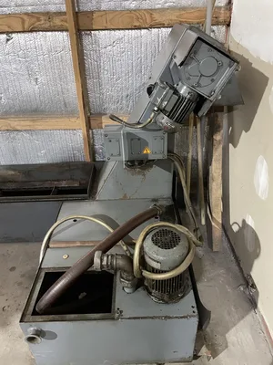 Knoll 340 K-1 Scraper Belt Chip Conveyor with 30 gallon Coolant Tank