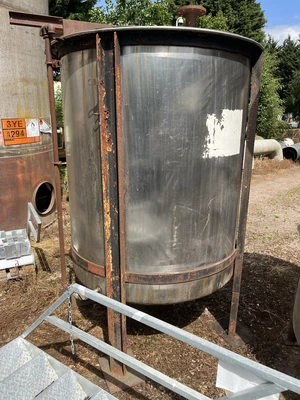 3,600 L S/S Vertical Enclsoed Storage Tank