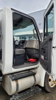 2013 International 4300 flat deck truck w/ Air Brakes