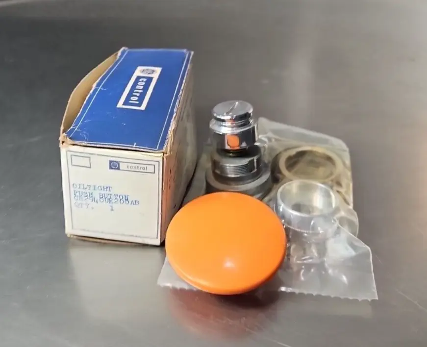General Electric CR2940UK200AB mushroom push button. Loc4D21
