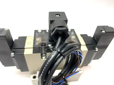USED SMC 4/5 PORT SOLENOID VALVE 3-POSITION DC21-26V