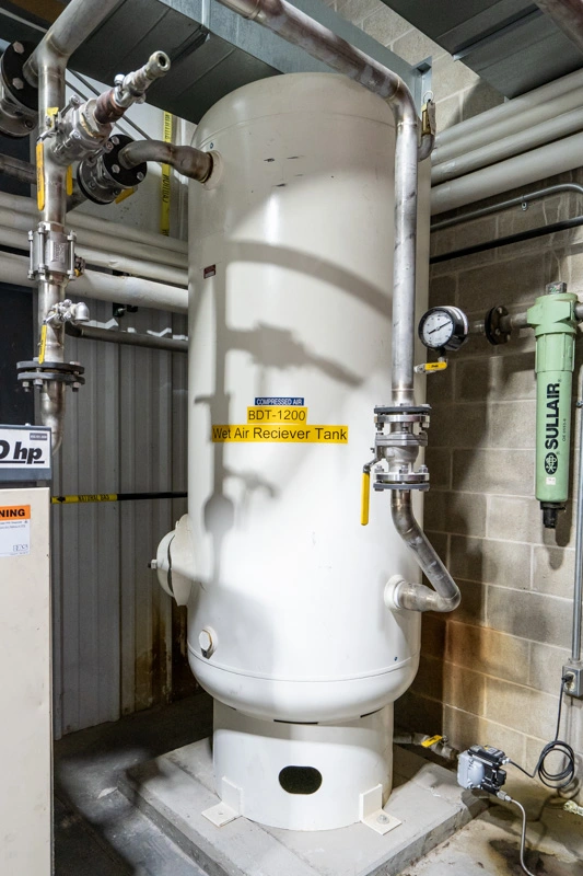 Wet air receiver tank