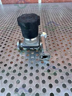 USED ITT PURE FLO 3- WAY 316L DIAPHRAGM VALVE W/ 1/4" TO 1/2" SANITARY FITTING