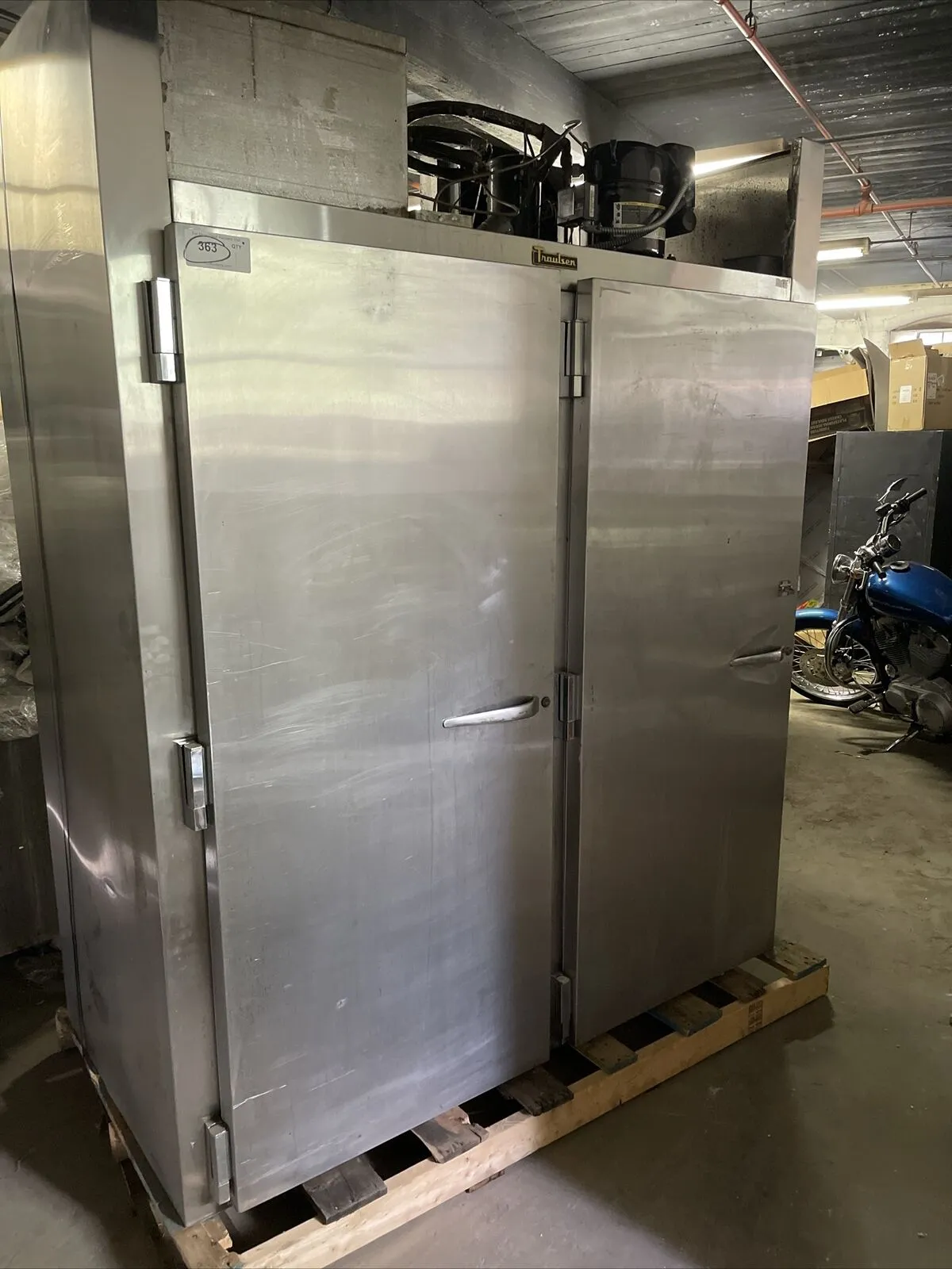 174-0191 Traulsen ARI232LPUT 68" Solid Door Self Contained Cooler