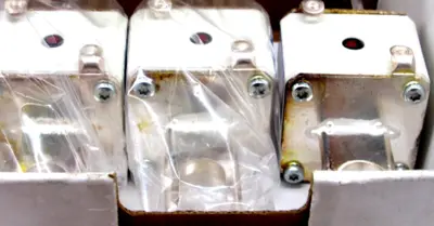 NEW LOT OF 3 MERSEN FERRAZ SHAWMUT 323A2433P6 FUSES 700VAC 700A