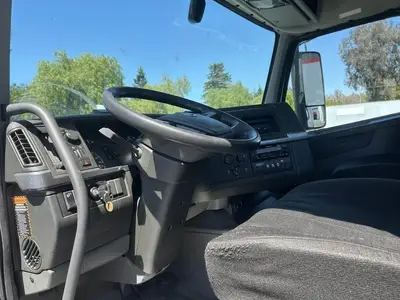 USED 2022 VOLVO VNR42T300