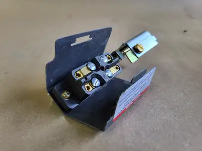 NEW SQUARE D EK3001