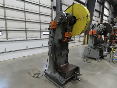 E.W. Bliss No 40 Mechanical Horn Punch Press 3-1/2" Stroke 10" Throat 220/440V