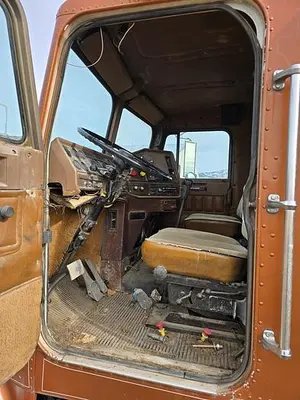 USED 1986 FREIGHTLINER FLC