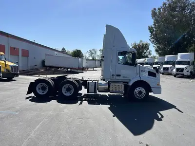 USED 2015 VOLVO VNM64T200