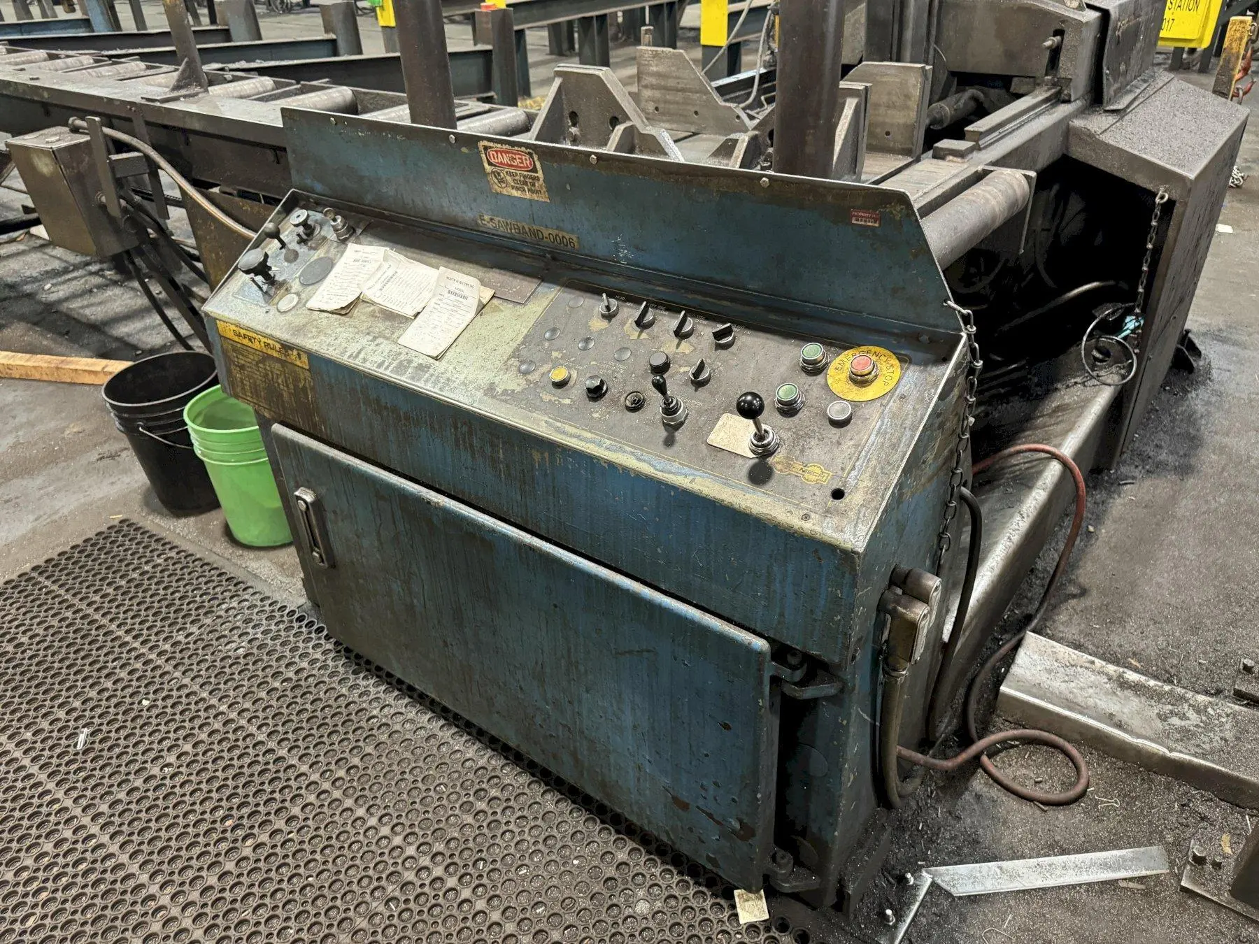18" X 20" HYD-MECH MODEL #V18 VERTICAL TILT FRAME BAND SAW: STOCK #23400