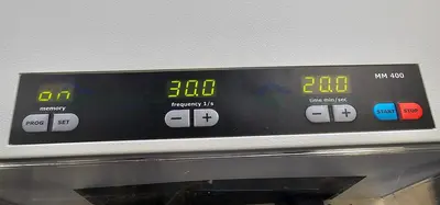 USED RETSCH MM 400 BENCH TOP MILL MIXER W/ 2 10ML MIXER JAR MILLS 100-240V