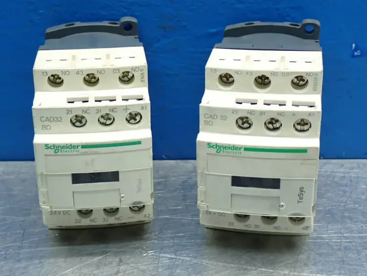 Used SCHNEIDER ELECTRIC CAD32BD Relays & Switches Ohio US | HGR 24 #869690