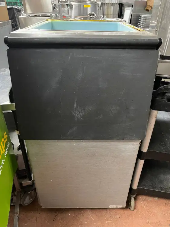 Used Hoshizaki Used Hoshizaki B-300PF 22" Ice Storage Bin with Galvanized Steel Finish 300lb Restaurant Storage Containers Illinois US | Falcon Restaurant Supply #1375749