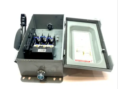 USED SQUARE D HEAVY DUTY SAFETY SWITCH 40 AMP NEMA TYPE 1 INDUSTRIAL ENCLOSURE