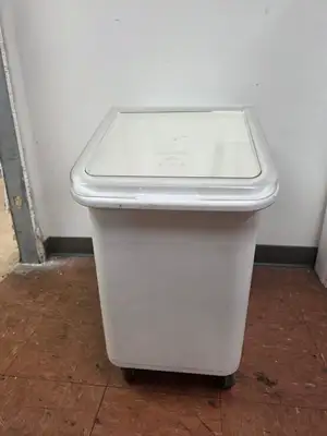 Used Cambro Used Cambro IBS-27 Ingredients Bin on Casters 27 Gallon Capacity - BB Restaurant Storage Containers Illinois US | Falcon Restaurant Supply #1373594