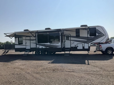 Used 2018 MOMENTUM 395M Campers, Caravans, Motorhomes Michigan US | Miedema Asset Management Group #1334425