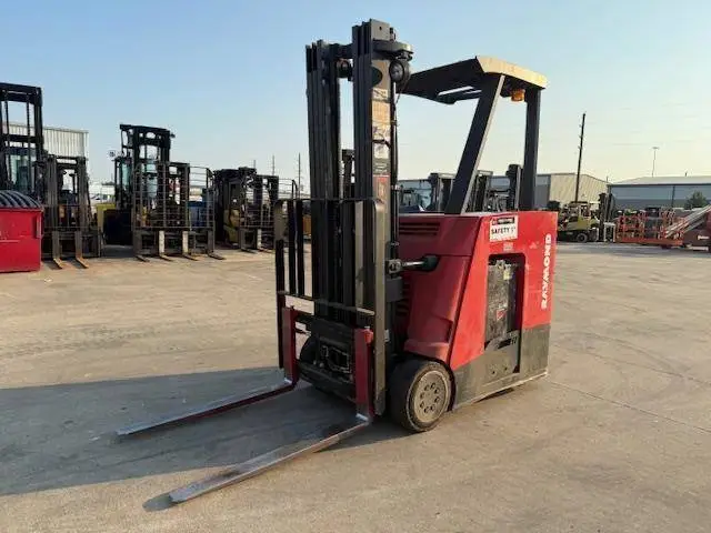 Used RAYMOND 425C35TT 3-Wheel Stand up Electric Counterbalance Forklifts Illinois US | Somerset Equipment Sales #1546218
