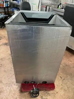 Used Manitowoc Used Manitowoc MII-150 Ice Dispensing Bin 150LB Storage With Drink Fountain 120V - JS Beverage Dispensers Illinois US | Falcon Restaurant Supply #1376344