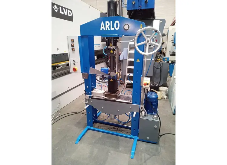 Used ARLO MODIFIED 25 TON PRESS Hydraulic Presses | Apt International N.V #364890