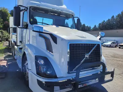 USED 2017 VOLVO VNL64T300