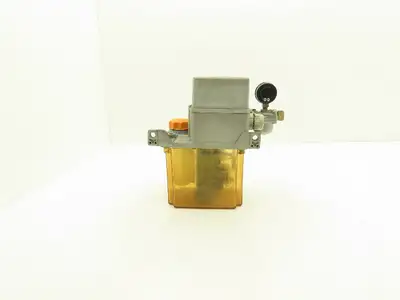 Showa LCB4-8299 Lubrication Oil Pump Machine Oiler 2L Tank 0.1 L/Min 200V