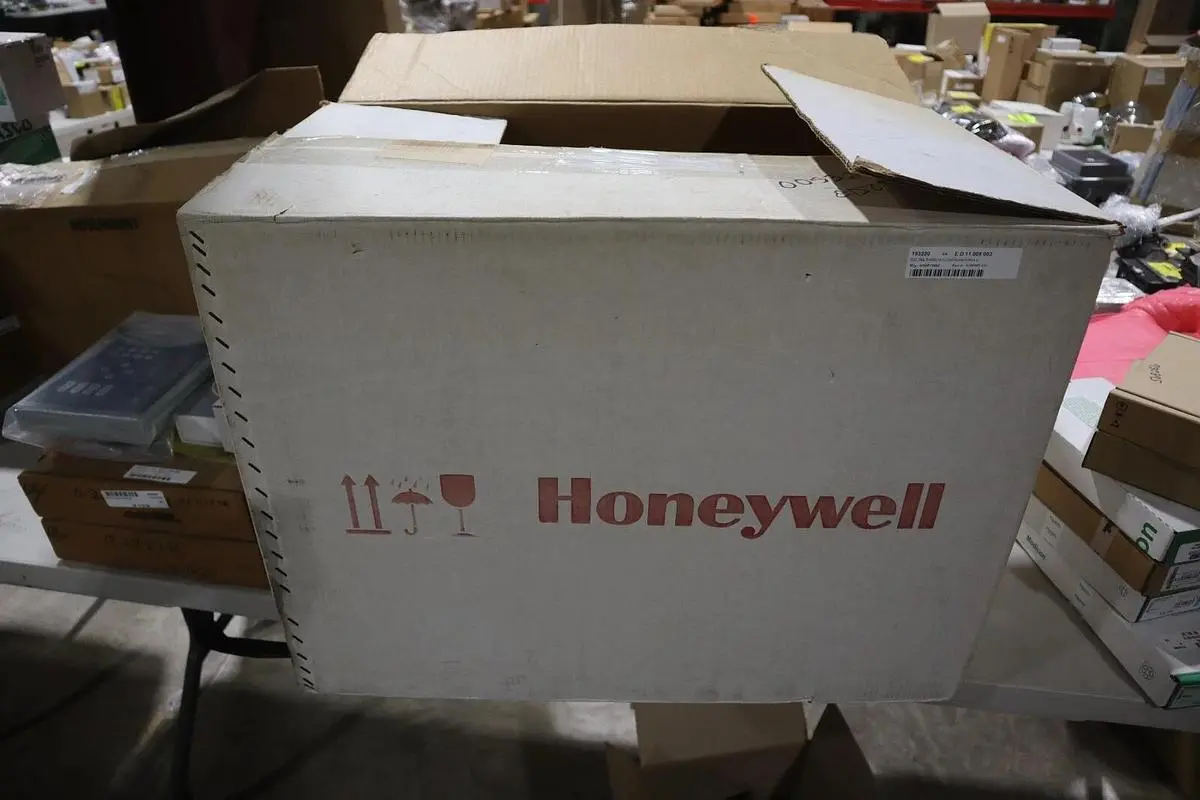 NEW IN BOX HONEYWELL 51107982-115 9 Slot Chassis STOCK G475