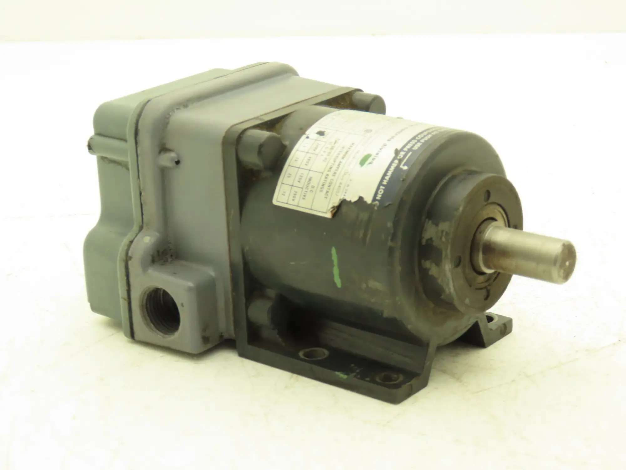 Hubbell  2210-232CC13  Pilot Duty Speed Switch Industrial Controls 5/8" Shaft