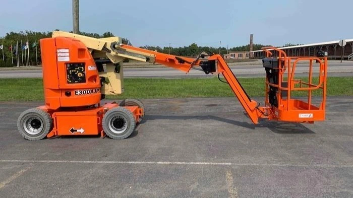 USED 2013 JLG E300AJP