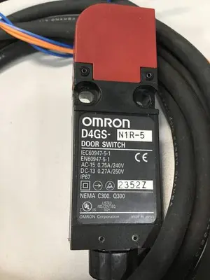 USED OMRON D4GS-N1R-5