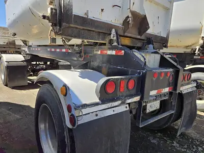 USED 2013 PETERBILT 384