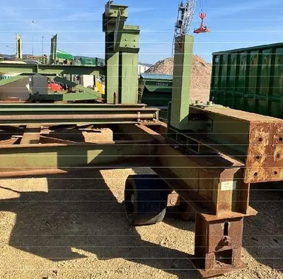 - Mobile screening plant (screen, conveyor belt, vibrating chute) with trailer
