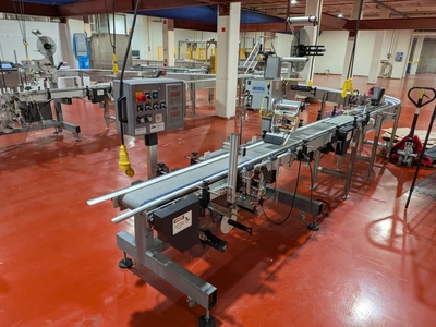 Universal Top and Bottom Label Applicator with Top-and-Bottom Transport Conveyor