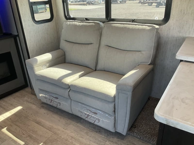 Used 2018 MOMENTUM 395M Campers, Caravans, Motorhomes Michigan US | Miedema Asset Management Group #1334425