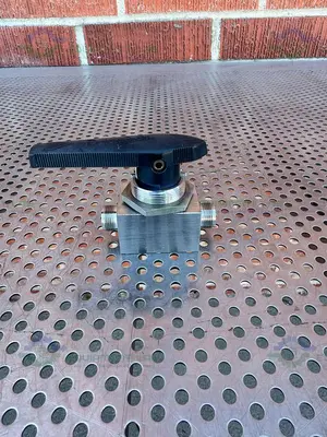 USED SWAGELOK SS-45S8 TWO WAY STAINLESS STEEL BALL VALVE W/ 3/4" OD THREADED FITTING