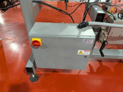 Universal Top and Bottom Label Applicator with Top-and-Bottom Transport Conveyor