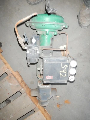 Fisher 1/2" 250 Rating, Iron, Threaded 3 - Way Control Valve