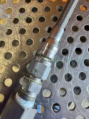 Used SWAGELOK SS-4CP4-10 CHECK VALVE W/ 31" STAINLESS STEEL BRAIDED HOSE 3/4" TO 1/2" Hoses California US | Equipment Lab #1427417