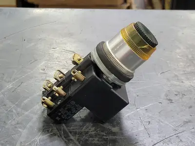 USED SCHNEIDER ELECTRIC 9001KM1