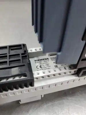 USED Siemens 3RV2711-1DD10 Circuit Breaker w/8US1251-5DS10 Base Unit