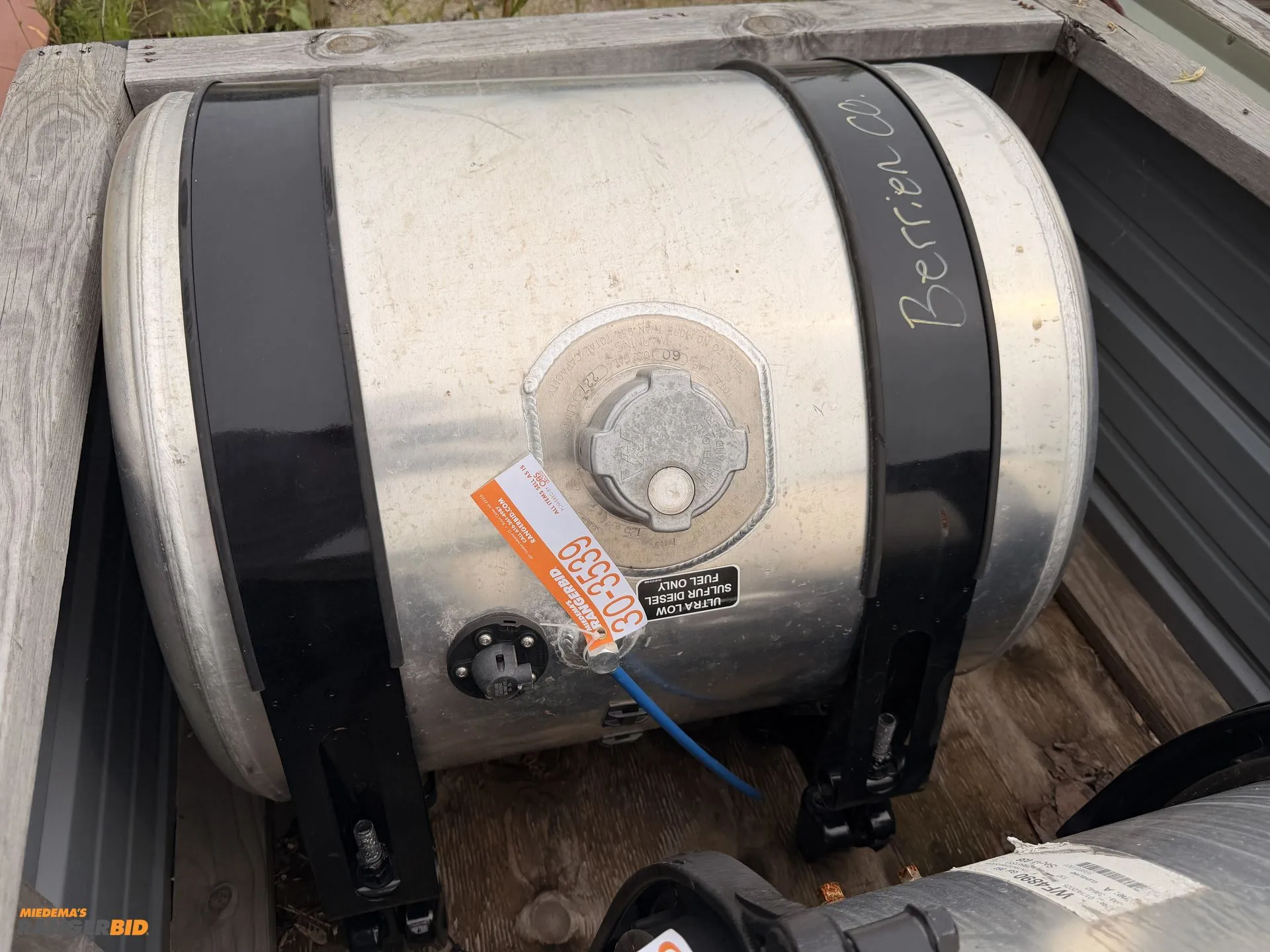 Used DTNA 60 GALLON FUEL TANK WITH STRAPS.  CAME OF WESTERN STAR Automotive Parts Michigan US | Miedema Asset Management Group #1357555