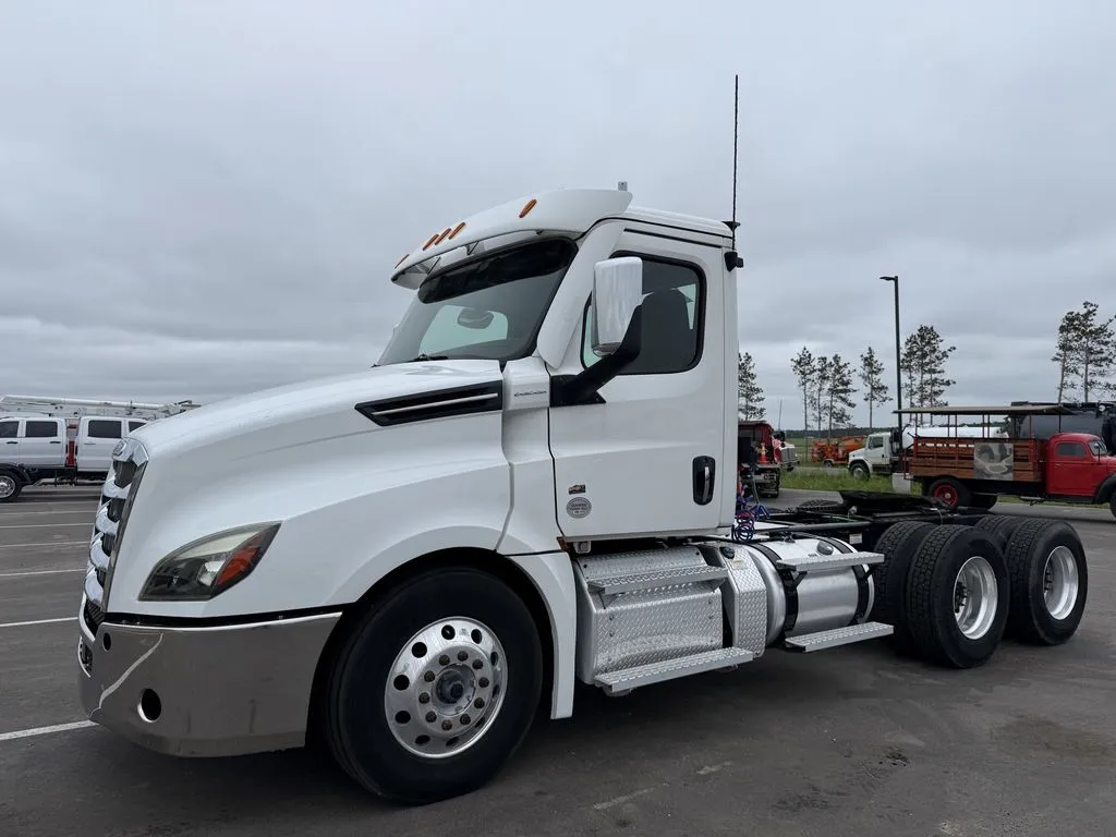 Used 2021 FREIGHTLINER CASCADIA Conventional trucks Minnesota US | Carco Truck & Equipment #1513692