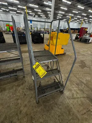 Used _UNKNOWN_ _UNKNOWN_ Ladders North Carolina US | Myron Bowling Auctioneers Inc #1543442