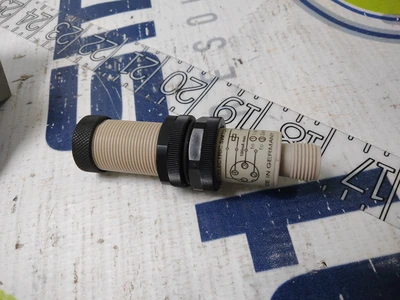 USED OMRON E3F2-R2C4-P1 & E39-R1