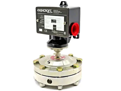 USED ASHCROFT B424B-XCK PRESSURE SWITCH WITH FLANGE B424BXCK, B424B