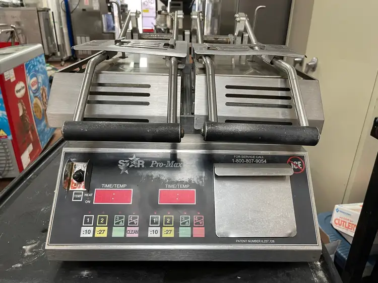 Used Star Used Star Pro-Max Split Lid 14" Two Sided Panini Press Grill 120V Sandwich Machines Illinois US | Falcon Restaurant Supply #1376168