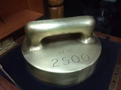 1350-385 Antique L Oertling 2500 Troy Ounce Brass Counterweight with Carrying Case and Bridge Type Carrying Handle